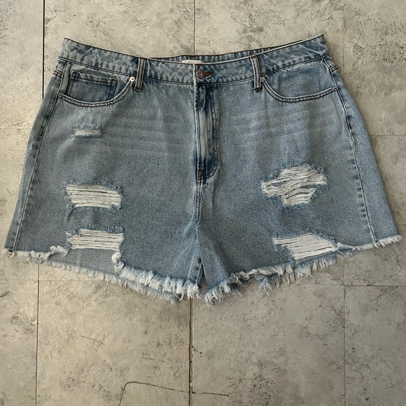 Forever 21 Plus Size Shorts Frayed Denim Mom Shorts 18” NWOT - Picture 3 of 11